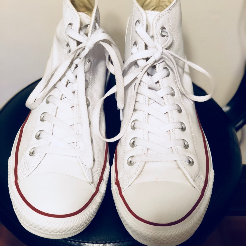 Hi-top LEATHER Chuck Taylors in EUC! 👟 size 10.5